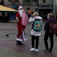 У центрі Тернополя вже ходить Дід Мороз (фотофакт)