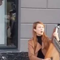 Тернополянка своїм голосом і грою на бандурі підкорила містян (відео)