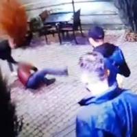 Спочатку рукою, а потім ногою в голову: у Тернополі молодий чоловік побив людину (ВІДЕО)