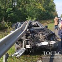 Народилися у сорочці: на Тернопільщині авто врізалося у відбійник