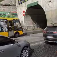 “Самий хитрий”: у Тернополі водій маршрутки грубо порушив правила і поїхав у тунель “проти шерсті” (ВІДЕО)