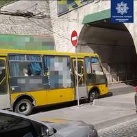 “425 грн за таке?”: тернополяни обурені діями водія маршрутки, який поїхав зустрічною смугою в двоарковому мості біля 6-го магазину