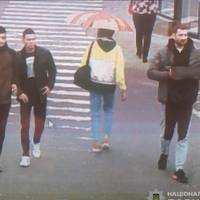 У Тернополі розшукують “меломана”, який викрав з магазину навушники за 12000 грн (ВІДЕО)