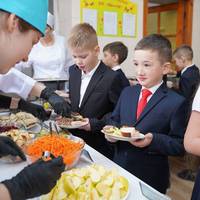 “Без ковбас, сосисок та заморожених напівфабрикатів”: як і чим кормитимуть дітей у школах і садках