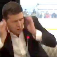 Cоцмережі жартують над переляком Зеленського через гучний звук під час візиту до Маріуполя — відео