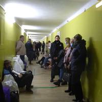 Від 5 ранку чекають, аби віддати документи: як у Тернополі після виборів приймають протоколи та бюлетені