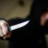 Вдарив ножем і втік: у Тернополі посеред вулиці підрізали чоловіка