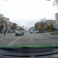 У Тернополі мало не збили пішохода (відео)