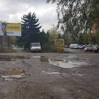 Виїхати з тих ям – випробування: територія біля будинку праці перетворилася на суцільне болото (фото)