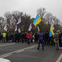 Неподалік Тернополя підприємці малого та середнього бізнесу перекрили дорогу. Відео