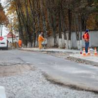 На вулиці Рєпіна завершують ремонт тротуару та проїжджої частини