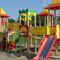 Тернополяни просять відремонтувати двір і зробити дитячий майданчик