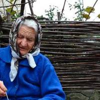 Пенсіонерка з Тернопільщини активно в’яже шкарпетки бійцям на Схід (відео)