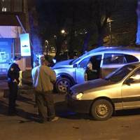 ДТП у Тернополі: водій виїхав на тротуар та ледь не врізався у зупинку (ФОТО)