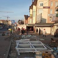 На ринку у Тернополі розбирають кіоски, які збудували без дозволу та документів (фото)