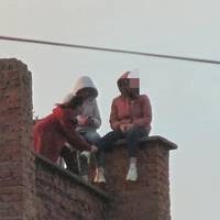 “Не дай Бог трішки відхилиться і все”: на Тернопільщині дівчата вилізли на високу будову (ФОТО)