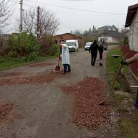 Дожились: на Тернопільщині лікарі ремонтують дорогу