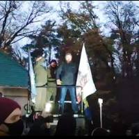 Відео. “Зелю геть! Зелю геть!” Протестувальники під лікарнею у Феофанії попередили Зеленського, що не дадуть йому втекти у Ростов