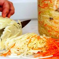 Неймовірно смачна квашена капуста на зиму в банці