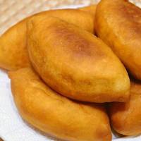 Готую дуже смачне тісто для пиріжків: його можна зберігати тиждень, а пиріжки не черствіють кілька днів