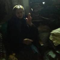 “Самотня старість в обгорілій кімнаті”: у Тернополі бабуся стояла під церквою, щоб оплатити за газ (ФОТО)