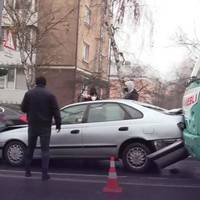 Зіткнутися 2 авто та маршрутка: на мості біля 