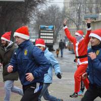 Тернополем бігли десятки помічників святого Миколая
