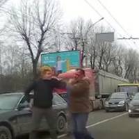 “Кров і пістолет”: показали відео бійки водіїв у Тернополі на дорозі (ВІДЕО)