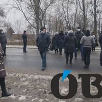 Вимагають зарплатні, бо рік без грошей – поблизу Чорткова перекрили міжнародну трасу (фото)