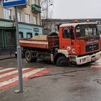 У центрі Тернополя колесо вантажівки застрягло в асфальті (фото)