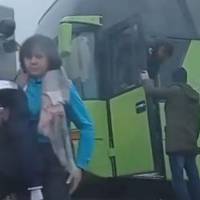 У Чорткові злетів з дороги пасажирський автобус (відео)