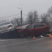 При виїзді з Тернополя масштабна аварія – зіткнулися три автомобілі