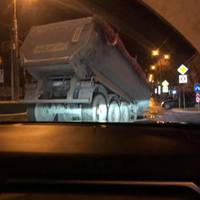 У центрі Тернополя з вантажівки на швидкості відлетів причеп (фото)