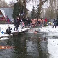На Водохреща у Тернополі традиційно пірнають у воду у парку “Топільче”. Відео