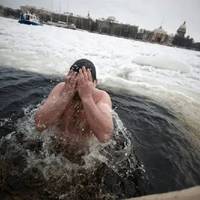 Жінка знепритомніла, а хлопця почало судомити: наслідки купання на Водохреще