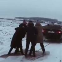 Відео. Килим, автівка і скажена швидкість: у Заліщиках молодь ризикнула життям заради відео в Tik-Tok