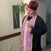 Священник під час освячення квартир вкрав вазон, а дяк сховав (Фото