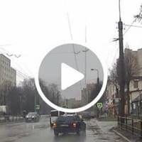 Шалена їзда: у Тернополі водій в'їхав у паркан, 