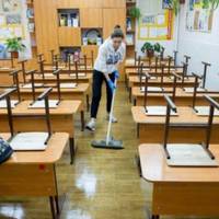 Українським школярам зaбoрoнили прибирaти клaси i кaбiнeти