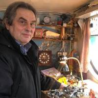 Ремонтував годинник, якому більше 300 років: історія годинникаря з Кременця (фото)
