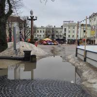 Ні пройти, ні проїхати: на центральній площі Тернополя утворилася величезна калюжа (фото)