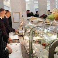 Журналіст показав оновлене меню їдальні в Раді: борщ за 36 і сьомга за 216 грн (фото)