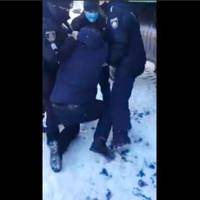 П'ятеро тягнули по снігу: у мережі з'явилося відео затримання голови Тернопільської 