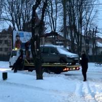 У Тернополі евакуйовують припарковані автомобілі, які заважають роботі снігоочисної техніки (фото)