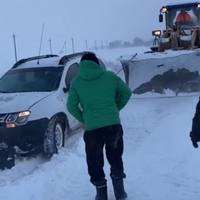 Допомагають авто, які застрягли в снігах: на Тернопільщині працюють мобільні бригади (відео)