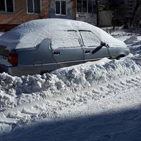 «Я постою тут до весни»: у Тернополі люди скаржаться на хаотично припарковані автомобілі