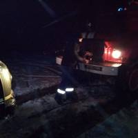 Вантажівка з кисневими балонами загрузла в сніговому заметі на Тернопільщині