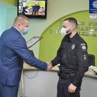 У Тернополі нагородили поліцейського, який врятував дитину від падіння з четвертого поверху (фото, відео)