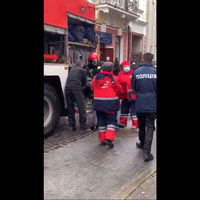 На вулиці Валовій пожежа, працюють рятувальники — відео