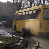 У тернопільської маршрутки відпали колеса під час руху: пасажири не постраждали. Відео